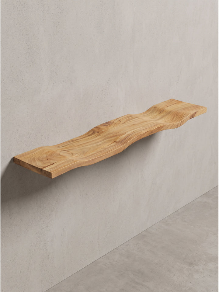 Schrägansicht des 100cm langen Holzregals für die Wandmontage zeigt die organische Tiefe der handgearbeiteten Kante_