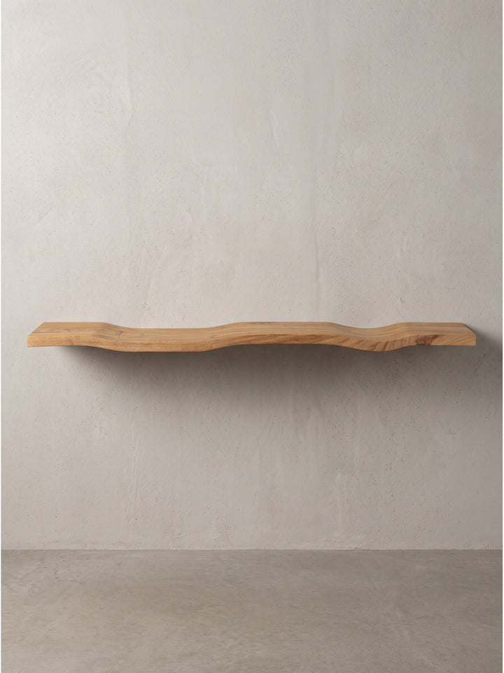 Seitenprofil des massiven Hängeregals verdeutlicht die flache Wandhalterung und die elegante 3cm starke Holzkonstruktion_