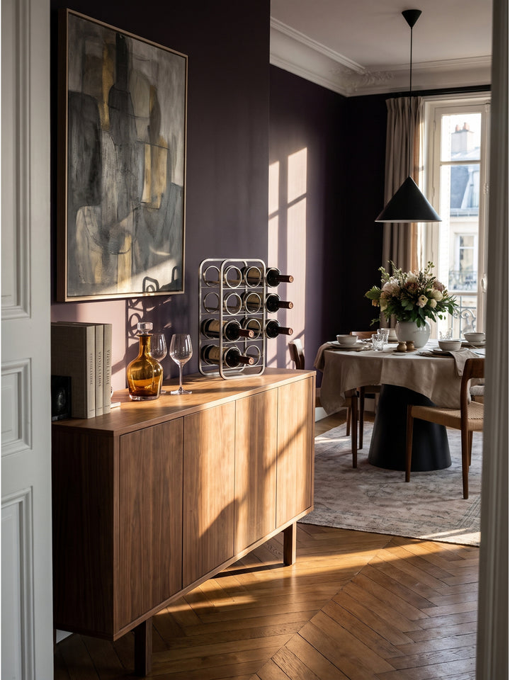 Modernes silbernes Weinregal aus Metall für 11 Flaschen stehend auf einem dunklen Walnuss Sideboard vor auberginefarbener Wand_