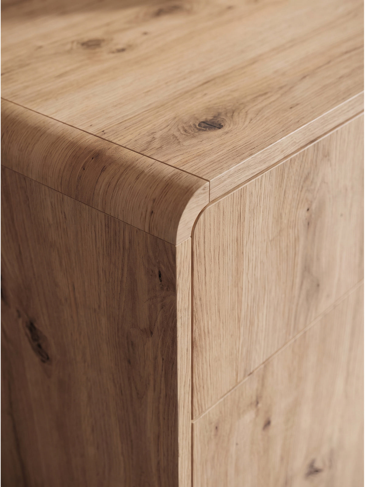 Nahaufnahme der markanten Holzmaserung des Sideboards in Eiche Dekor, die nahtlos über die grifflosen Push-to-Open Türen verläuft._