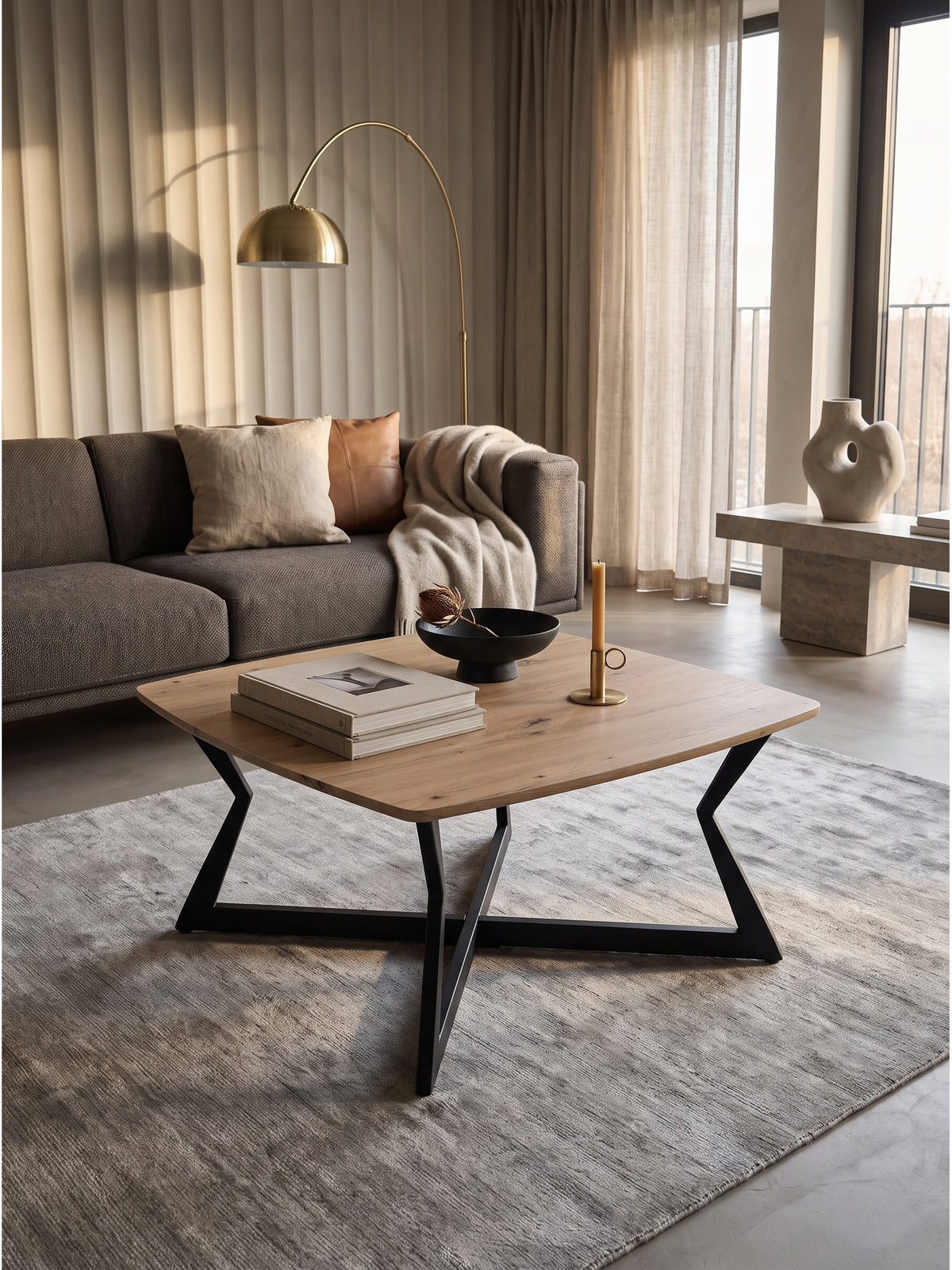 Moderner Beistelltisch 75x75 cm mit geometrischem Gestell dekoriert mit handgefertigter Keramikschale auf weichem Wohnzimmerteppich
