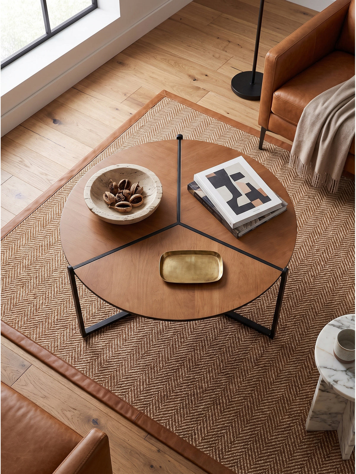Couchtisch 80x80x42 cm dreigeteilte Tischplatte aus Holzoptik von oben im luxuriösen Wohnzimmer auf marokkanischem Vintage Teppich_