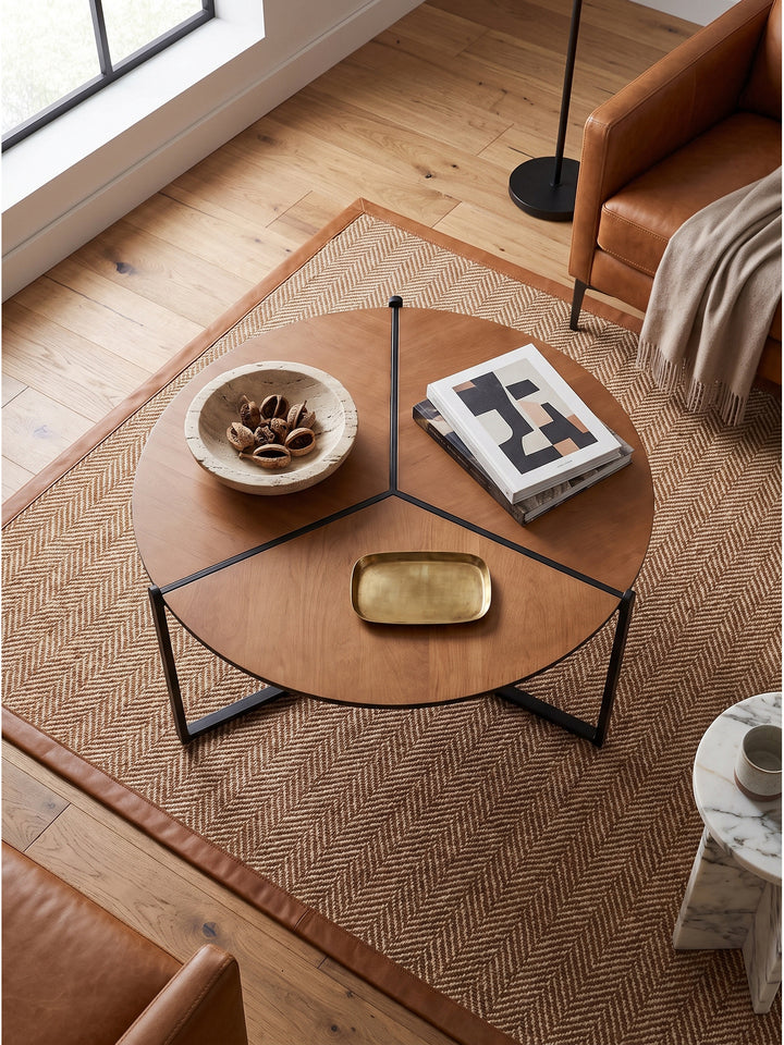 Couchtisch 80x80x42 cm dreigeteilte Tischplatte aus Holzoptik von oben im luxuriösen Wohnzimmer auf marokkanischem Vintage Teppich_