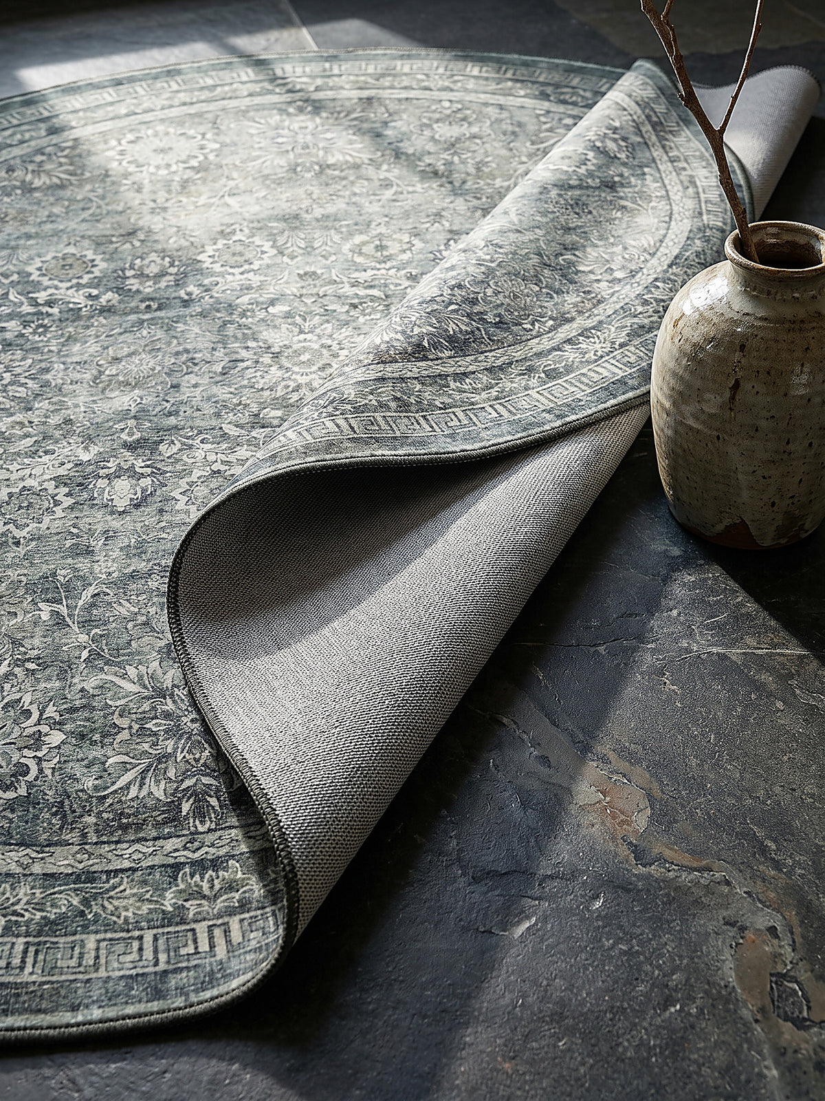 Teppich Grün-Grau rund Editorial Styling_
