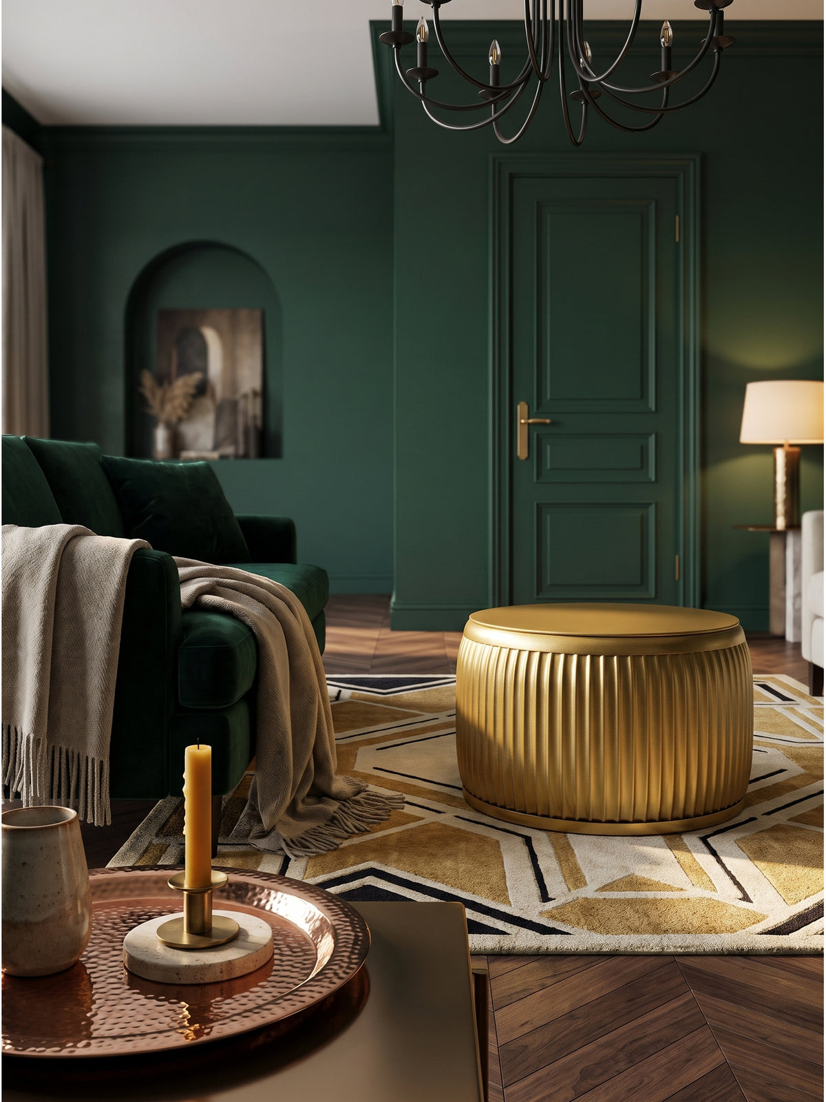 Goldener Beistelltisch mit abnehmbarer Tischplatte als Stauraum arrangiert mit Marmortablett und Lederbuch in einem eleganten Salon