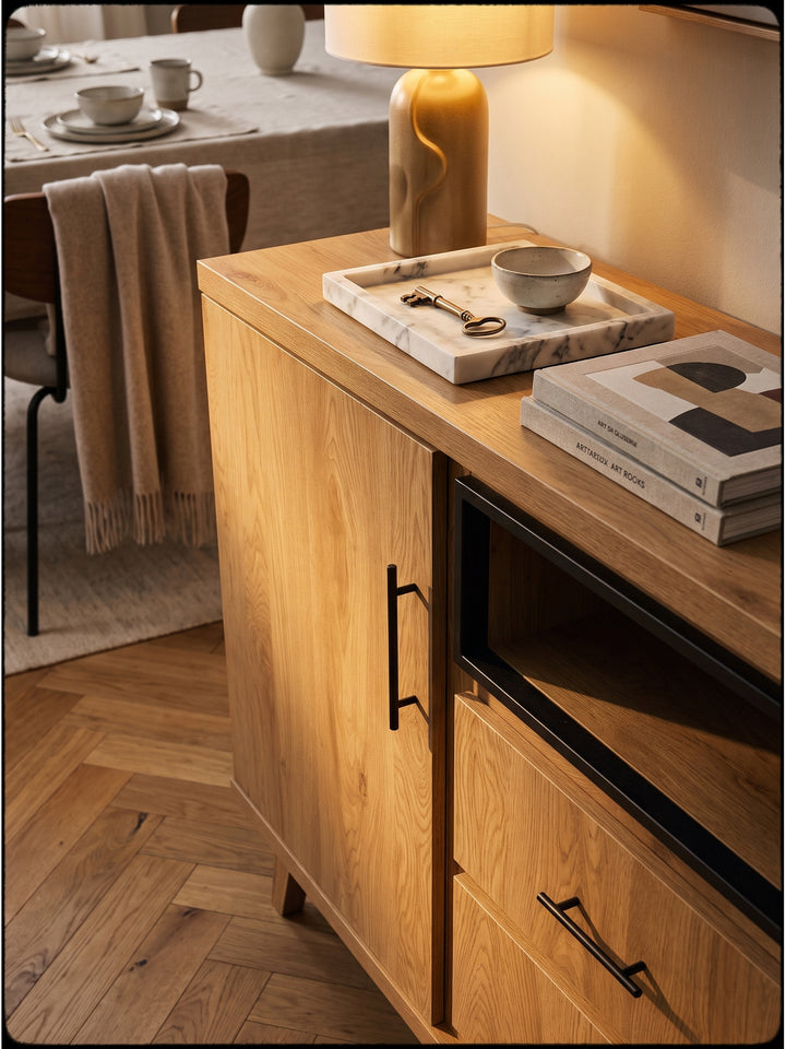 Styling-Idee für das Sideboard im Flur mit handgefertigten Keramikvasen und abstrakter Kunst an der Wand._