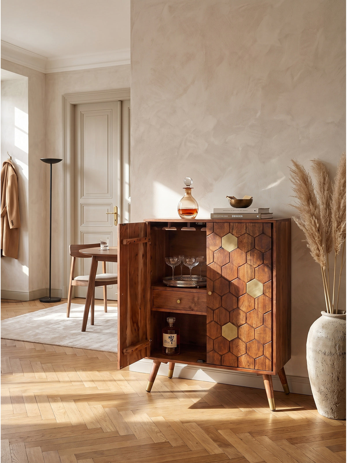 Stilvoller Barschrank aus massivem Akazienholz 75x96cm im Esszimmer auf Eichenparkett neben einem Sessel arrangiert_