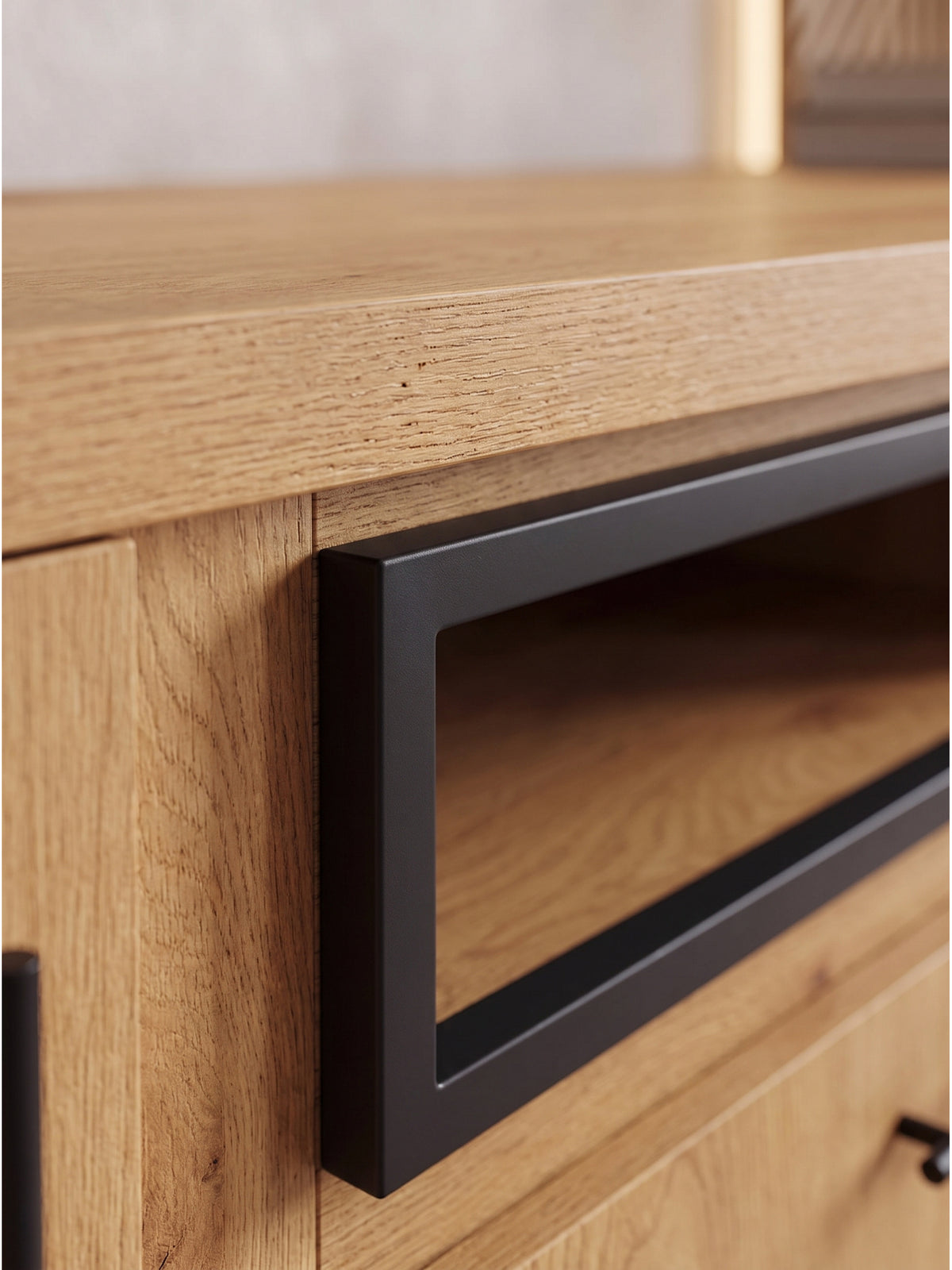 Nahaufnahme der feinen Holzmaserung des MDF-Fernsehschranks in Eiche-Optik mit mattschwarzem Metallgriff