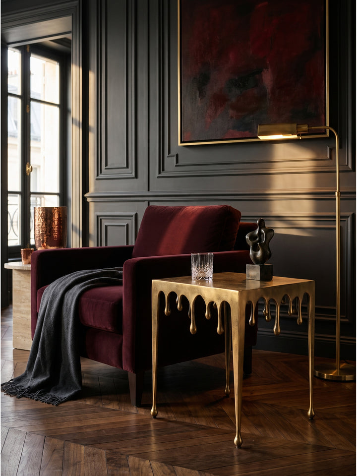 Extravaganter Anstelltisch in Tropfenform kombiniert mit dunkelrotem Sessel und dunklem Seidenteppich im Art-Deco Stil_