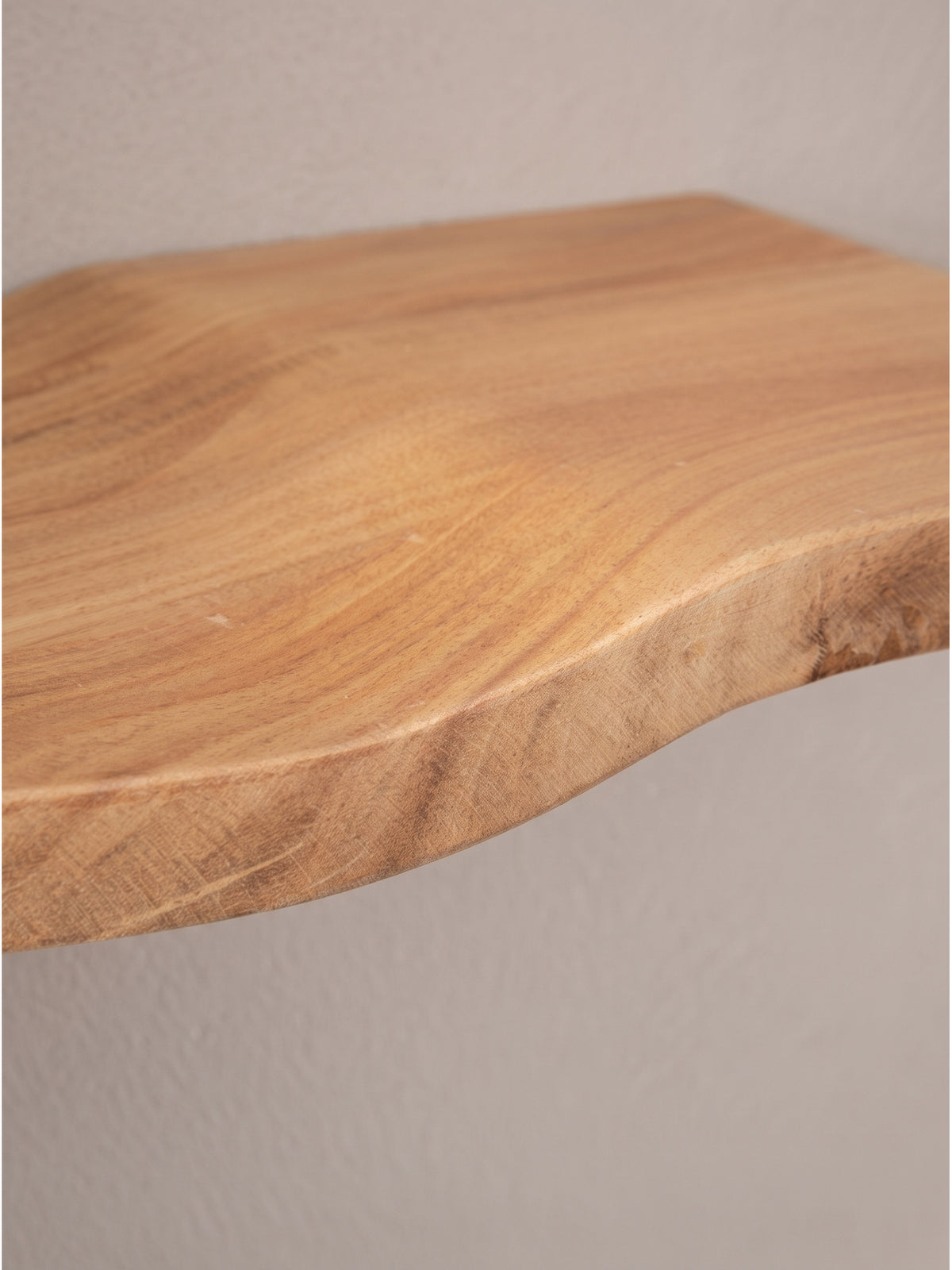 Erhöhte Perspektive auf das 120x20cm große Echtholz-Regal, perfekt als Bühne für Deko-Objekte und Pflanzen_