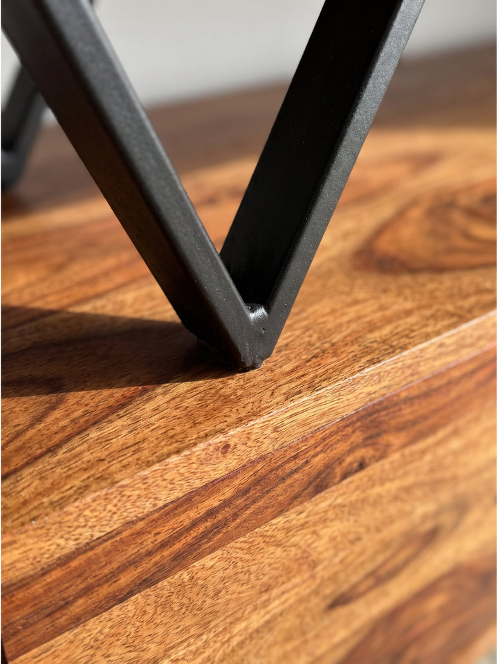 Nahaufnahme der markanten Sheesham-Holzmaserung mit den einzigartigen 3D-Fronten des TV-Boards und schwarzem Metallgestell_