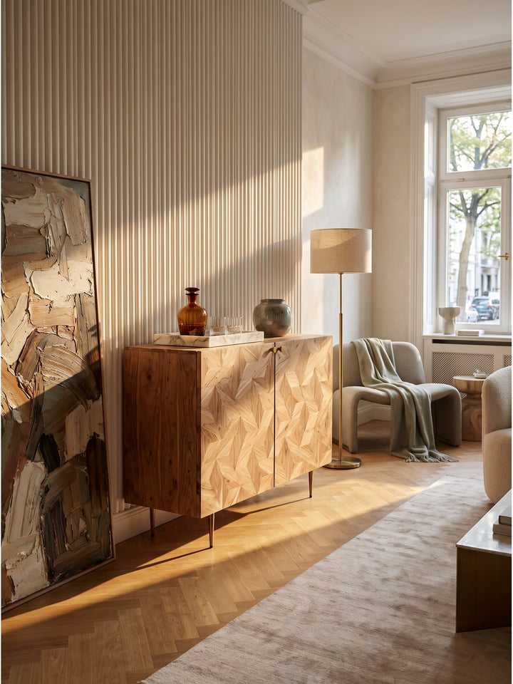 Akazie Massivholz Barschrank 90x45x78 cm im organic-modern Wohnzimmer mit edlem Eichenparkett und abstraktem Kunstwerk_