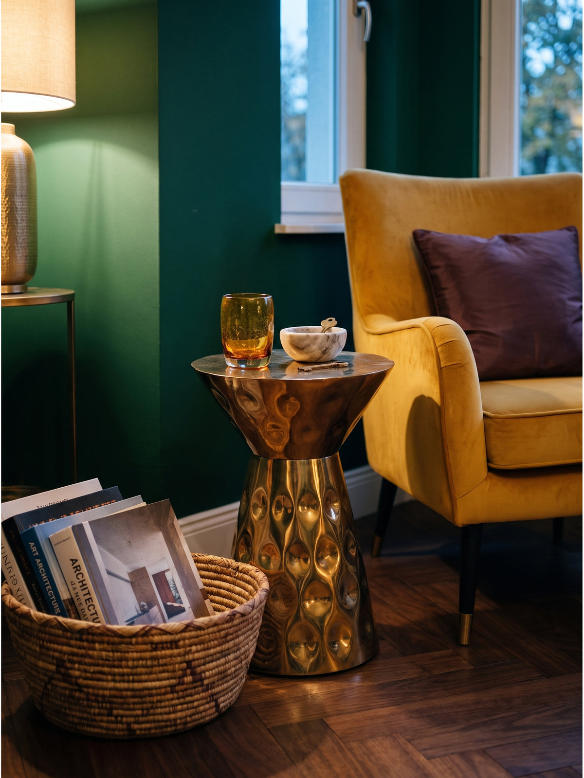 Eleganter Lounge-Tisch in Gold 36x51 cm mit einem schweren Marmorschälchen dekoriert im stilvollen Wohnbereich neben einer dunklen Samtcouch