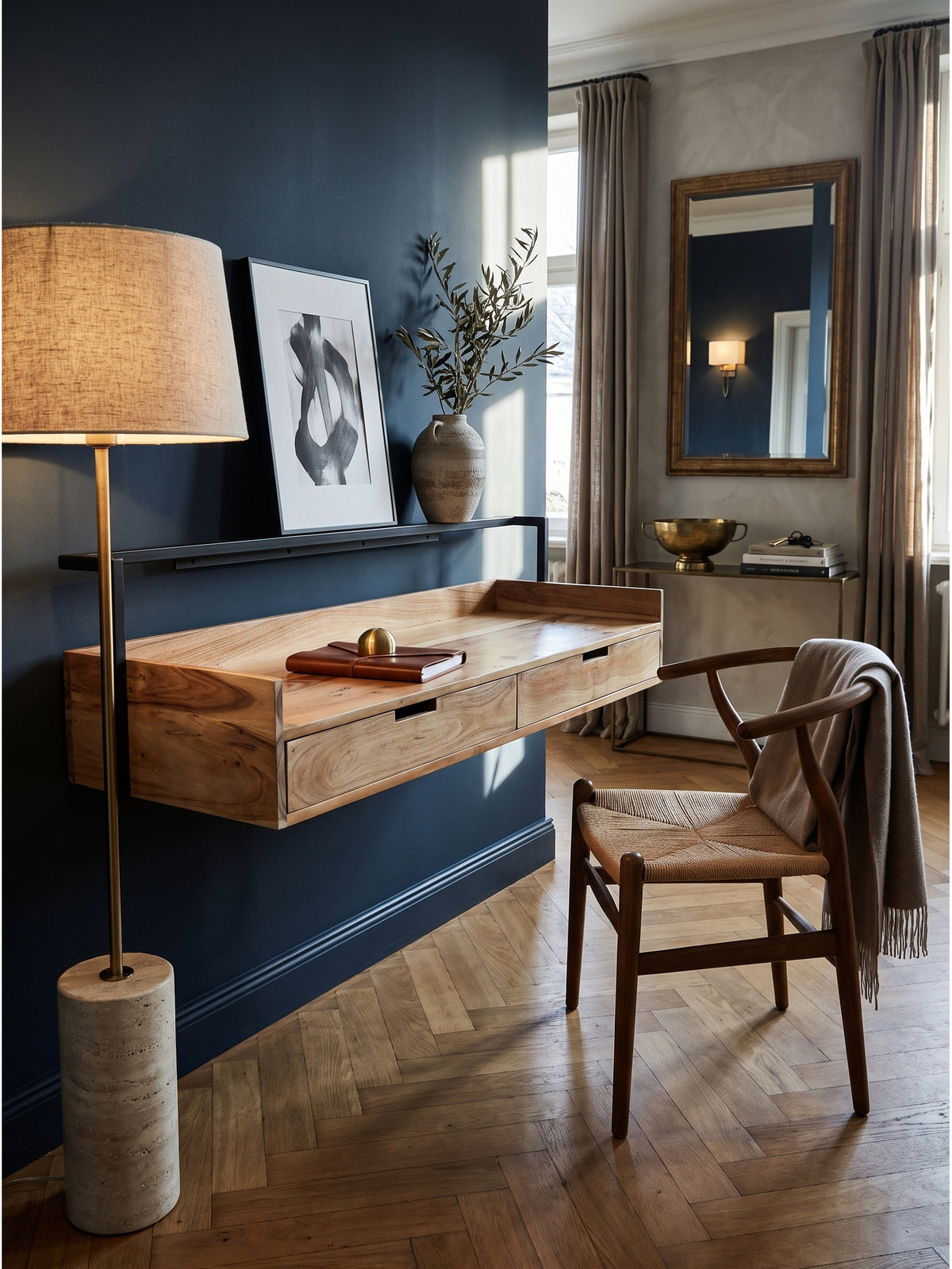 Der platzsparende Wandtisch aus Massivholz harmoniert hervorragend mit einem klassischen Holzstuhl und einem Vintage-Teppich im Arbeitszimmer._
