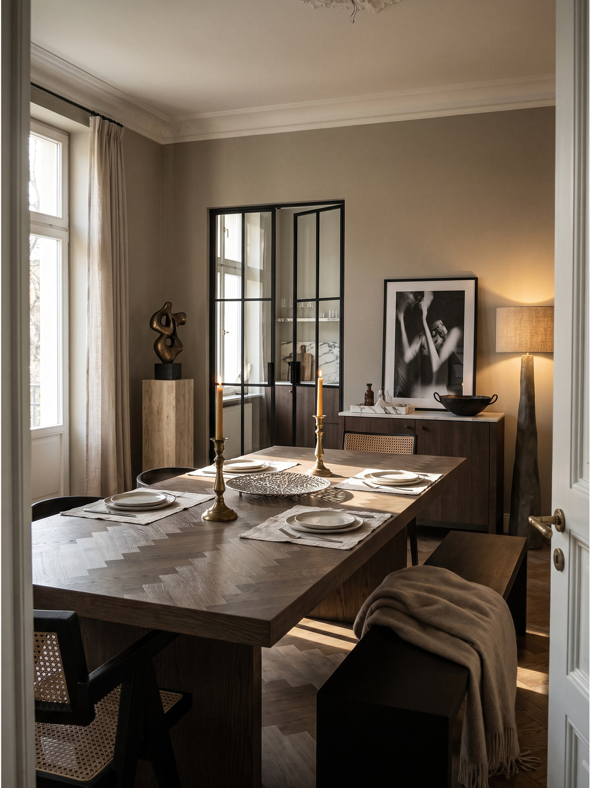 Moderne Dekoschale aus Aluminium in Silber als edles Centerpiece auf einem dunklen Eiche-Esstisch im minimalistischen Esszimmer_