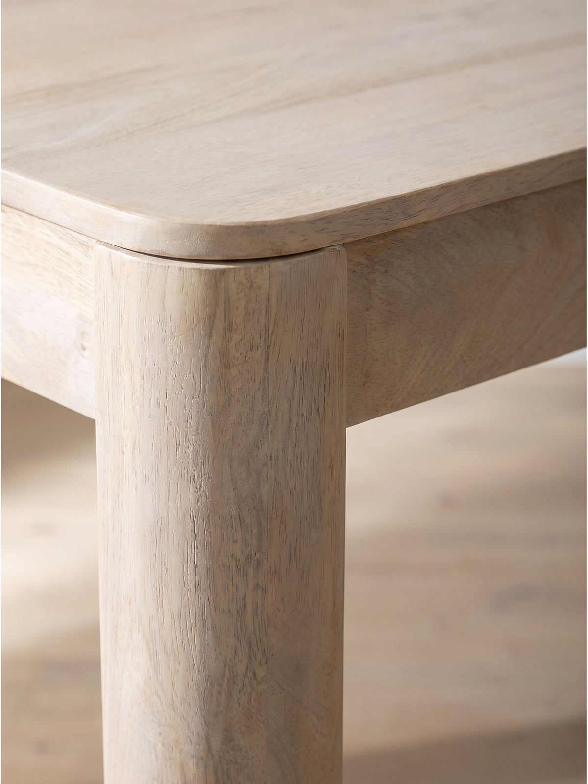 Nahaufnahme der feinen natürlichen Holzmaserung des hellen Mangoholzes mit seiner charakteristischen White Wash Oberfläche_