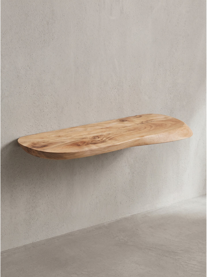 Frontalansicht des 40 cm langen Wandregals aus massivem Akazienholz mit asymmetrischer organischer Form auf weißem Hintergrund_
