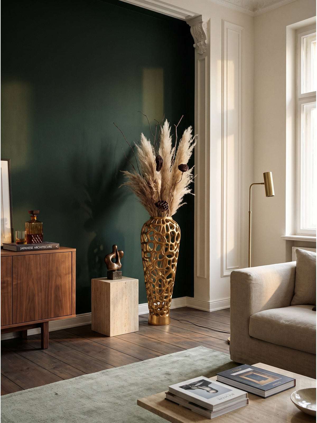 Große Bodenvase aus goldenem Aluminium mit 85 cm Höhe neben einem Leinensofa im modernen Wohnzimmer vor dunkelgrüner Akzentwand