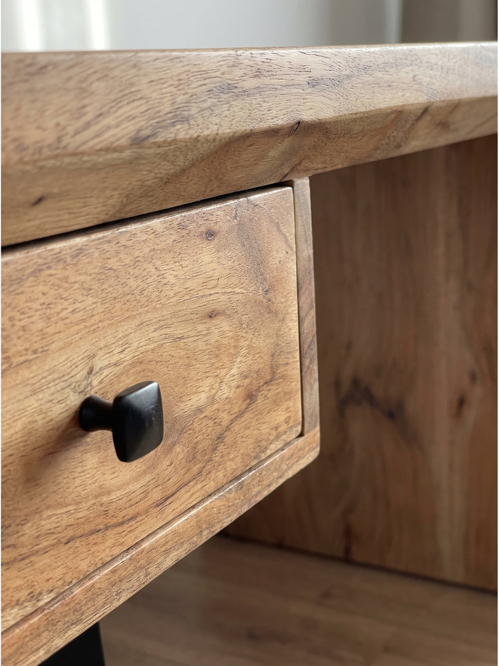Detailaufnahme der warmen Holzmaserung des Akazienholzes auf der Tischplatte des modernen Schreibtisches im Industrial Design_