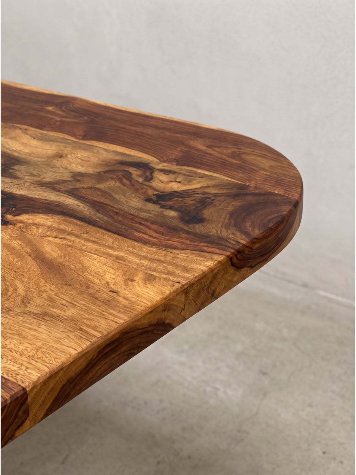 Klassisch moderner Couchtisch 60x60x45 cm aus massivem Sheeshamholz mit zeitlosem Design für gemütliche Wohnlandschaften
