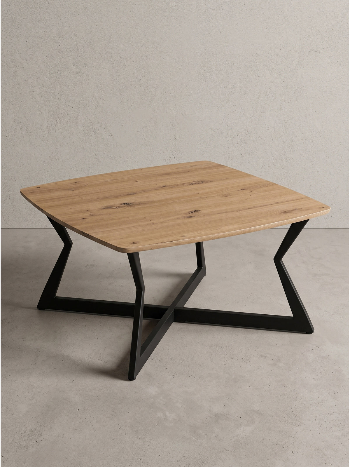 Design Wohnzimmertisch Eiche Optik mit auffälligem Zickzack-Gestell in Schwarz 75x75 cm von der Seite betrachtet_