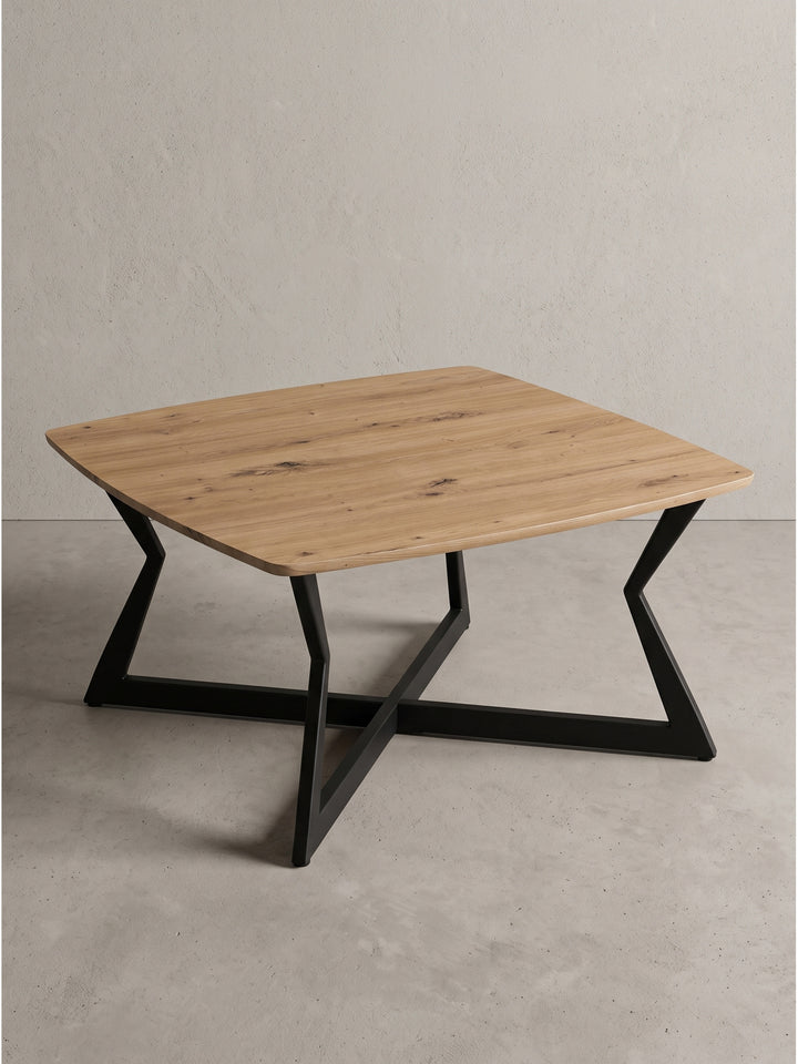 Design Wohnzimmertisch Eiche Optik mit auffälligem Zickzack-Gestell in Schwarz 75x75 cm von der Seite betrachtet_
