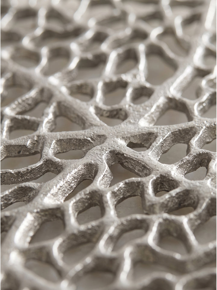Detailaufnahme der filigranen Netz-Struktur der Dekoschale aus Metall in Silber mit sichtbarer Oberflächentextur_
