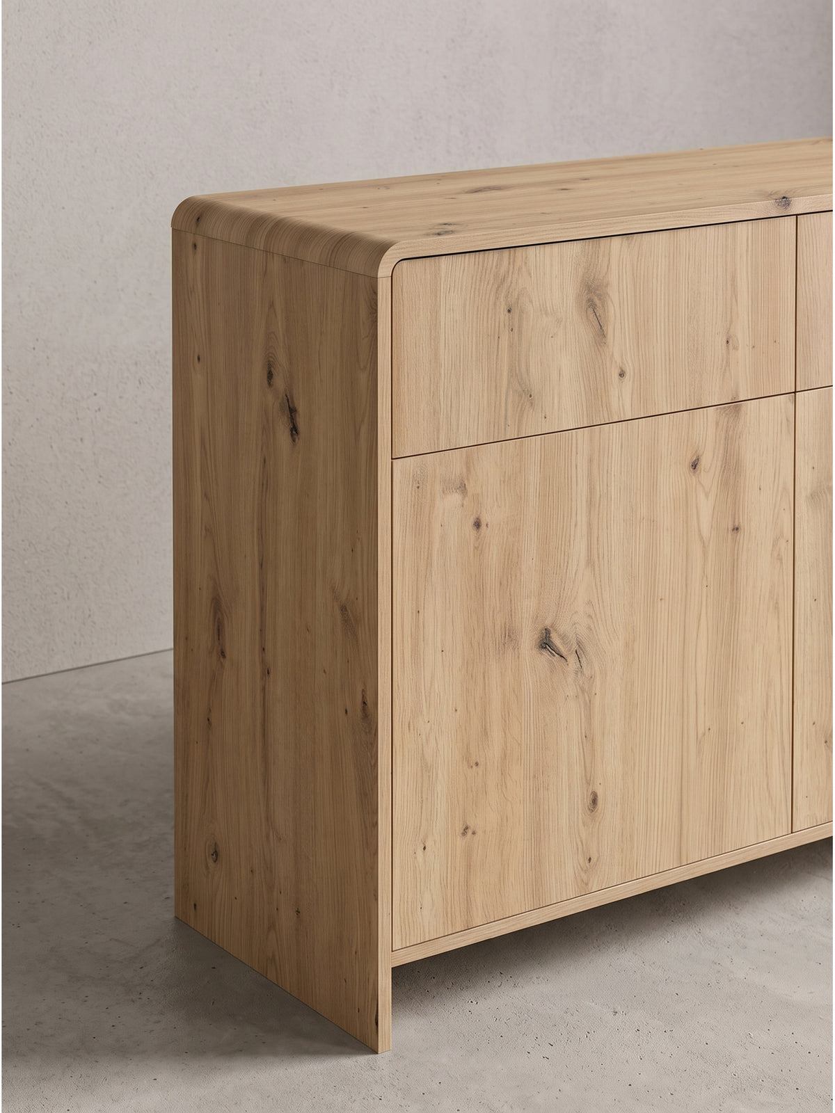 Minimalistisches Sideboard in Eiche Dekor mit geschlossener Front, das durch sein klares Design Ruhe in den Raum bringt._