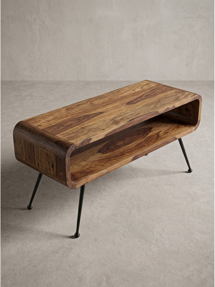 Im Dreiviertel-Profil präsentiert der Retro Sofatisch aus Massivholz sein praktisches, 15 cm hohes Ablagefach und die leicht ausgestellten Metallfüße._
