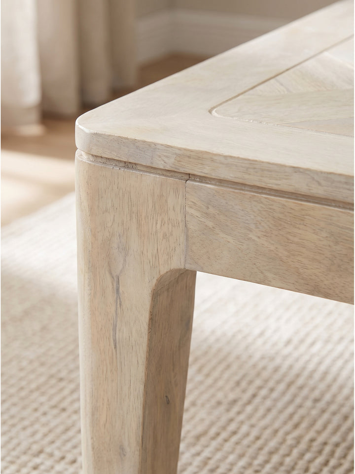 Detailaufnahme der Tischplatte aus Mango Massivholz mit geometrischer Maserung im White Wash Finish des Couchtisches_