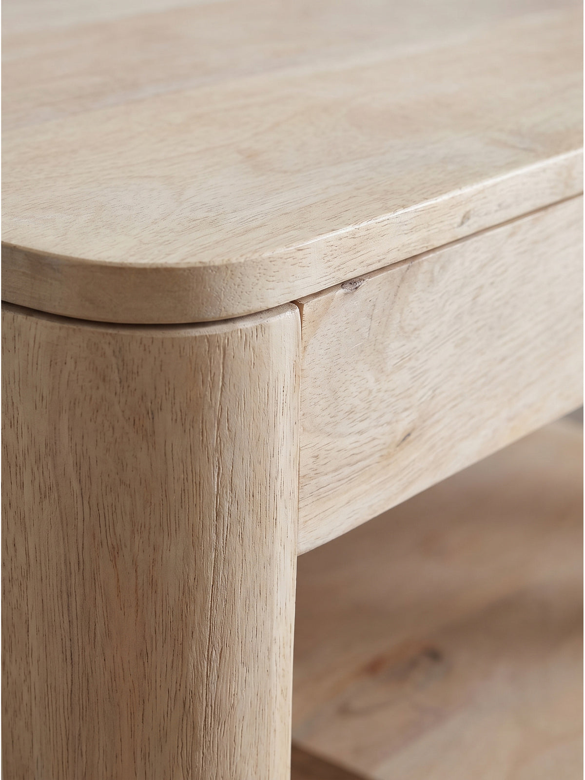 Nahaufnahme der feinen Holzmaserung des Mango Massivholzes mit heller White-Wash-Veredelung