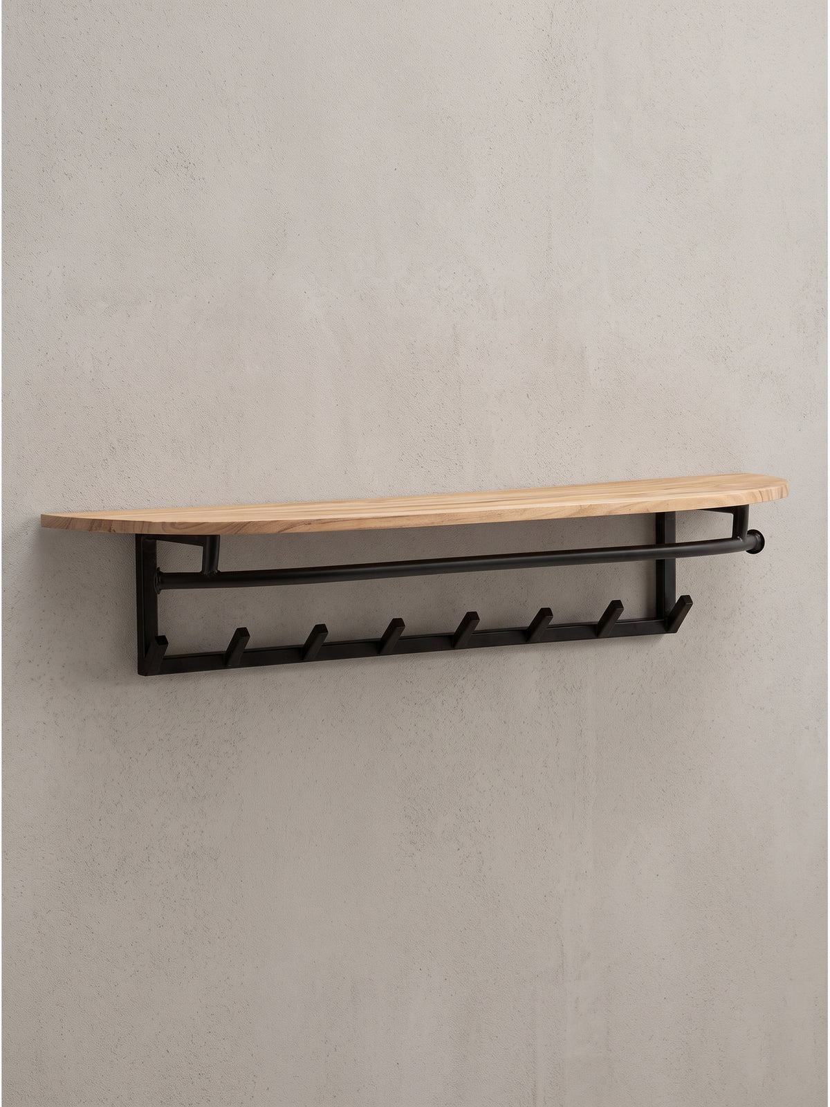 Frontale Ansicht der Industrial Wandgarderobe 100x20x30 cm aus Akazie Massivholz mit acht schwarzen Metallhaken auf weißem Hintergrund_