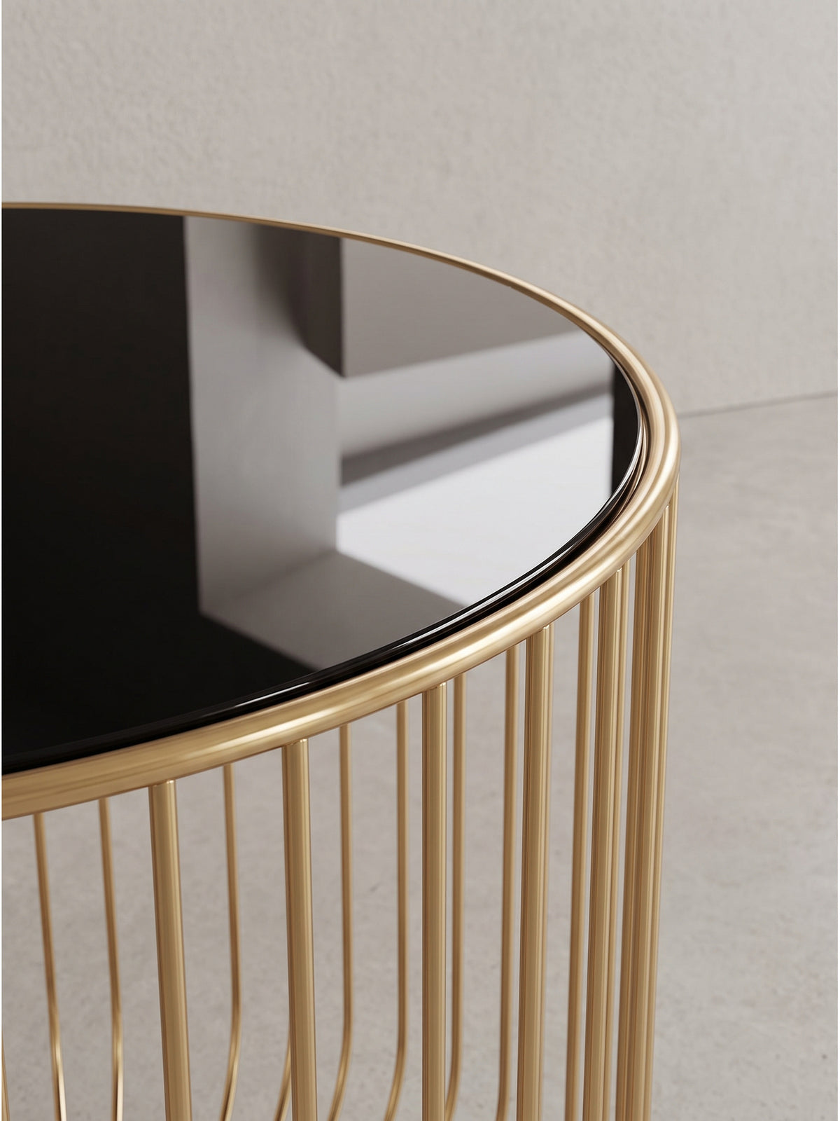 Gesamtansicht des extravaganten Kleinmöbels aus Metall und Glas, das eine leichte und unaufdringliche Raumwirkung erzeugt.