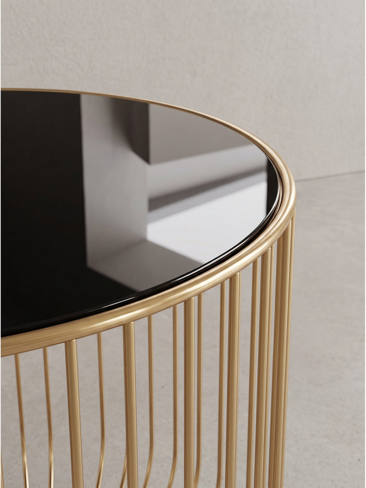 Gesamtansicht des extravaganten Kleinmöbels aus Metall und Glas, das eine leichte und unaufdringliche Raumwirkung erzeugt._