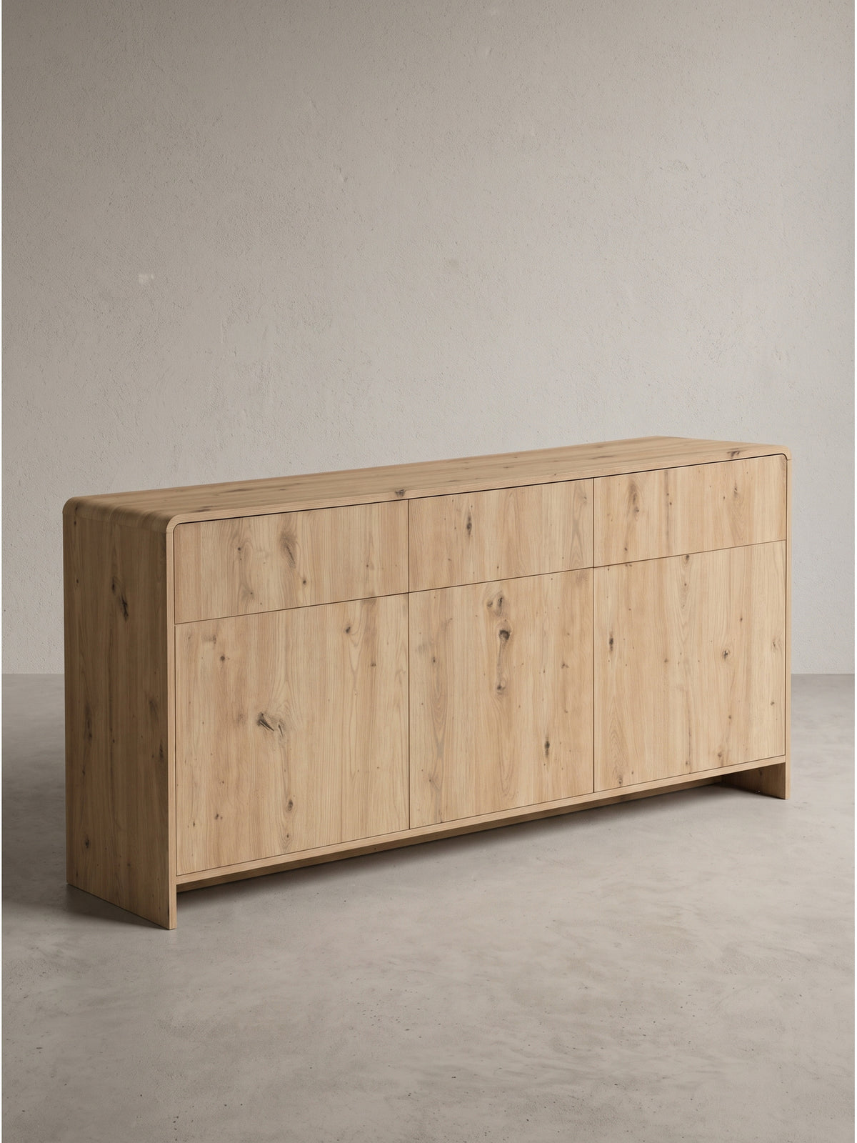 Frontale Ansicht des 155,2x40x76 cm großen Sideboards in hellem Eiche Dekor mit drei Türen und drei Schubladen vor weißem Hintergrund.