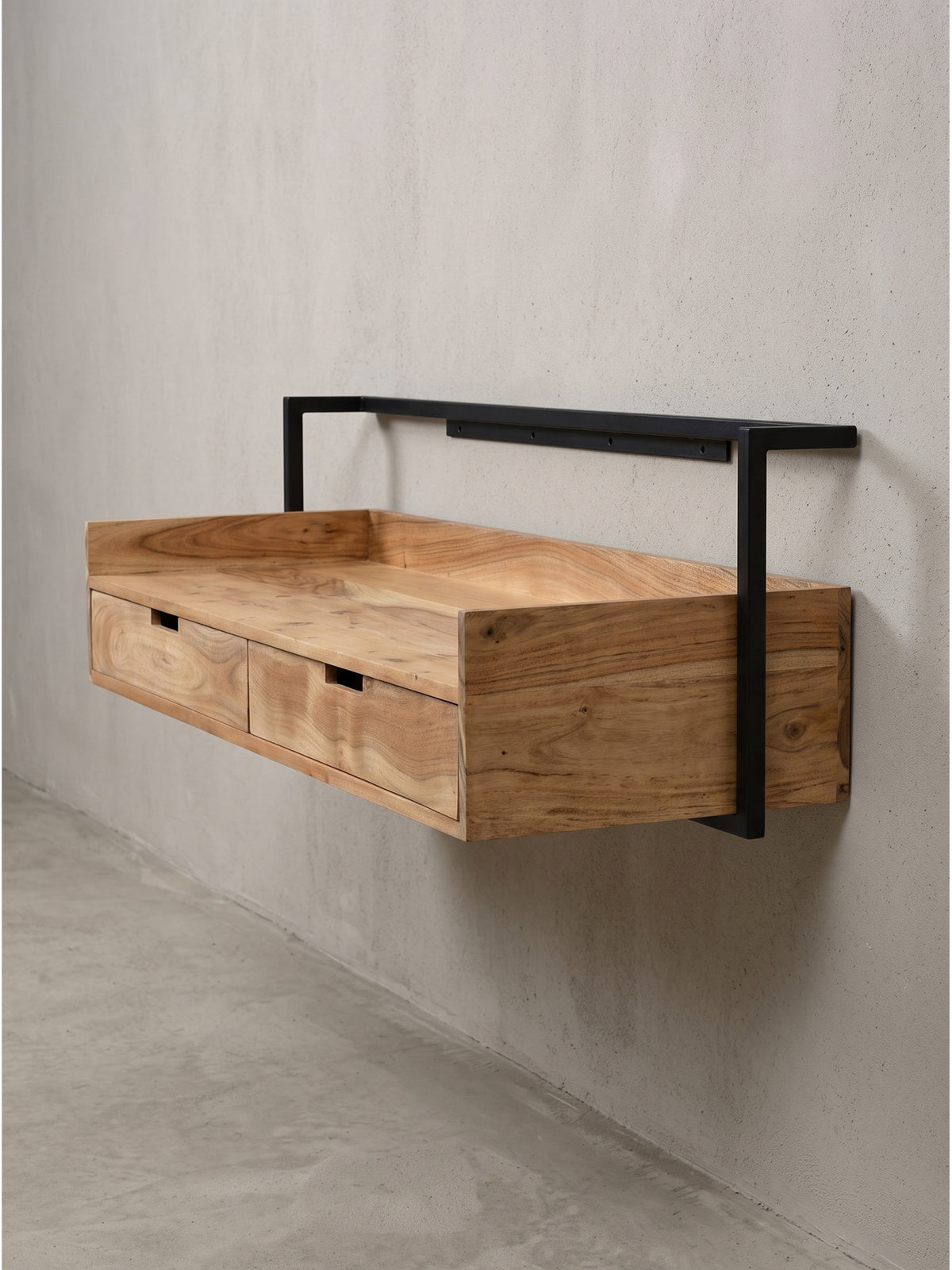 Alternative Ansicht des Design-Wandschreibtisches hebt die Spannung zwischen dem massiven Holzkorpus und dem filigranen Metall hervor._