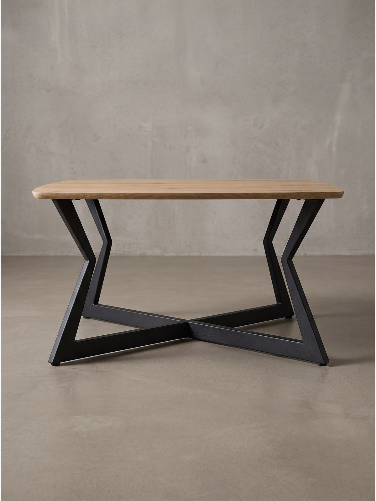 Kompakter Loungetisch mit schwarzem geometrischem Untergestell und Eiche Optik Platte 75x75 cm in Seitenansicht_