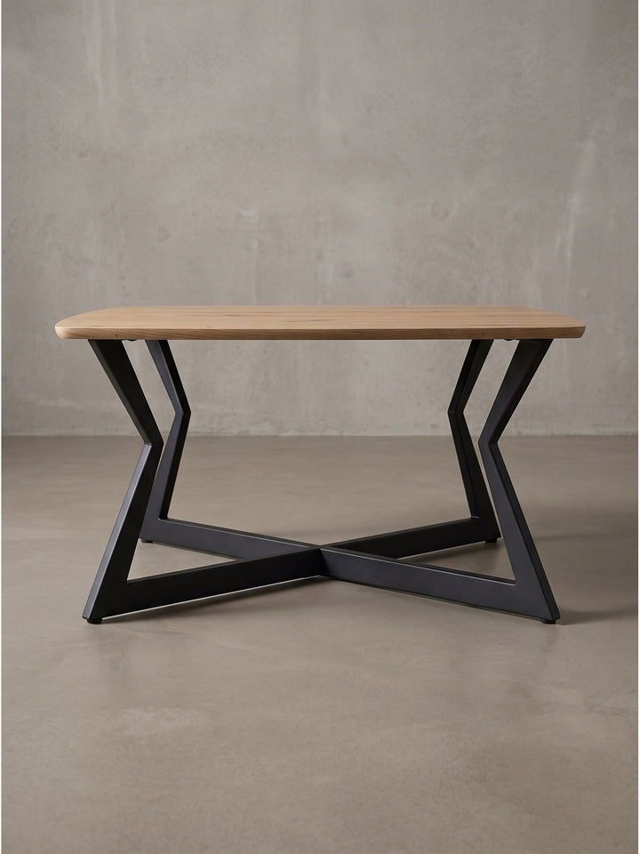 Kompakter Loungetisch mit schwarzem geometrischem Untergestell und Eiche Optik Platte 75x75 cm in Seitenansicht_