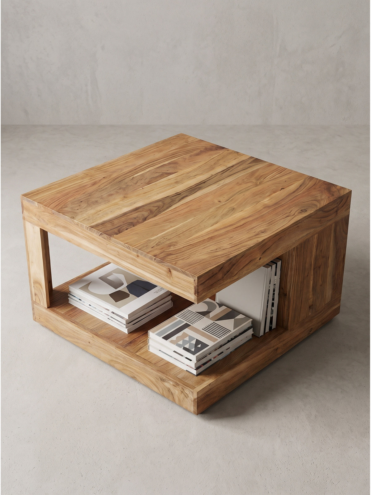 Asymmetrische Form des quadratischen Sofatisches aus naturbelassenem Holz aus halbrechter Perspektive betrachtet.