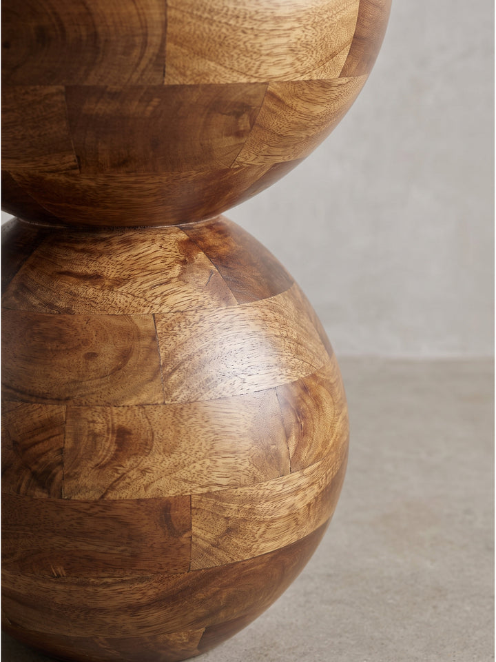Kompakter Kaffeetisch aus natürlichem Mangoholz aus einer erhabenen Perspektive, ideal als stilvolle Ablage neben der weichen Couchkante_