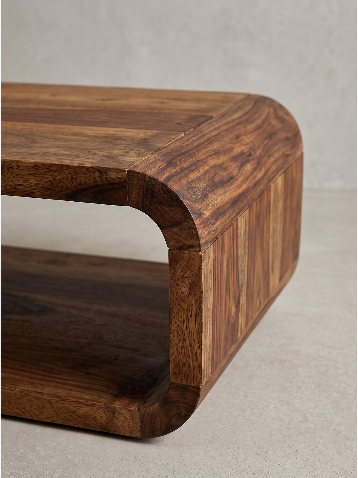 Der kompakte Wohnzimmertisch aus echtem Holz bietet mit einer ergonomischen Höhe von 45 cm die ideale Ablagefläche neben einer gemütlichen Sitzlandschaft.