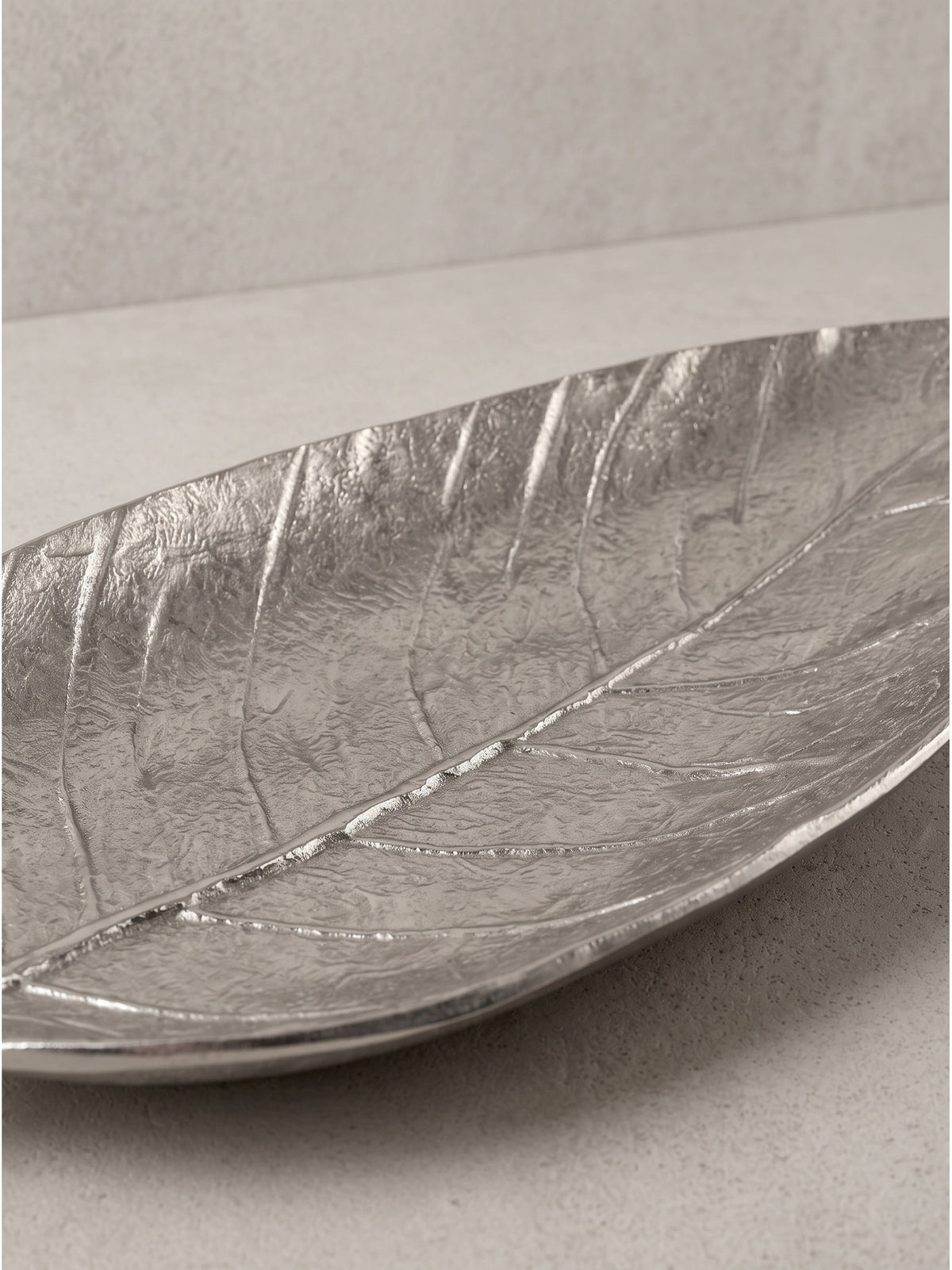 Gesamtansicht der eleganten Dekoschale Blatt Aluminium Silber 61x18x4 cm als vielseitiges Wohnaccessoire_