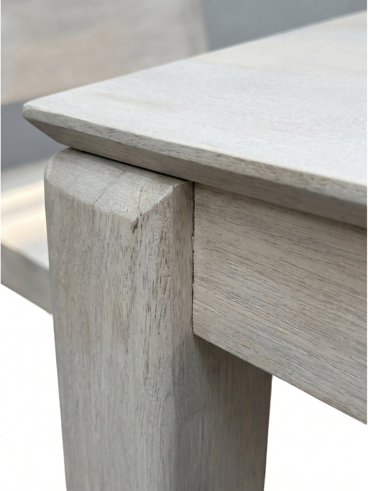 Nahaufnahme der Tischplatte aus Mango Massivholz mit authentischer White-Wash-Veredelung und dezenter Holzstruktur_