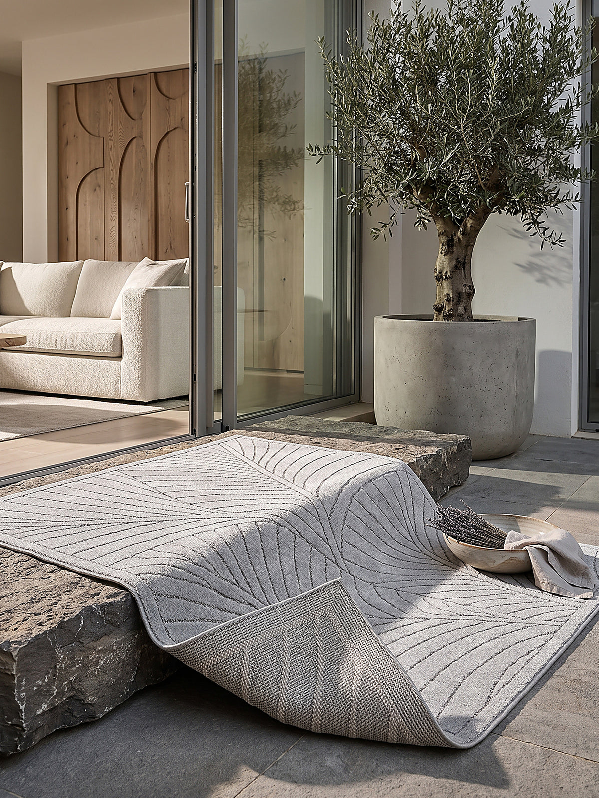 Teppich Silbergrau rechteckig Editorial Styling_