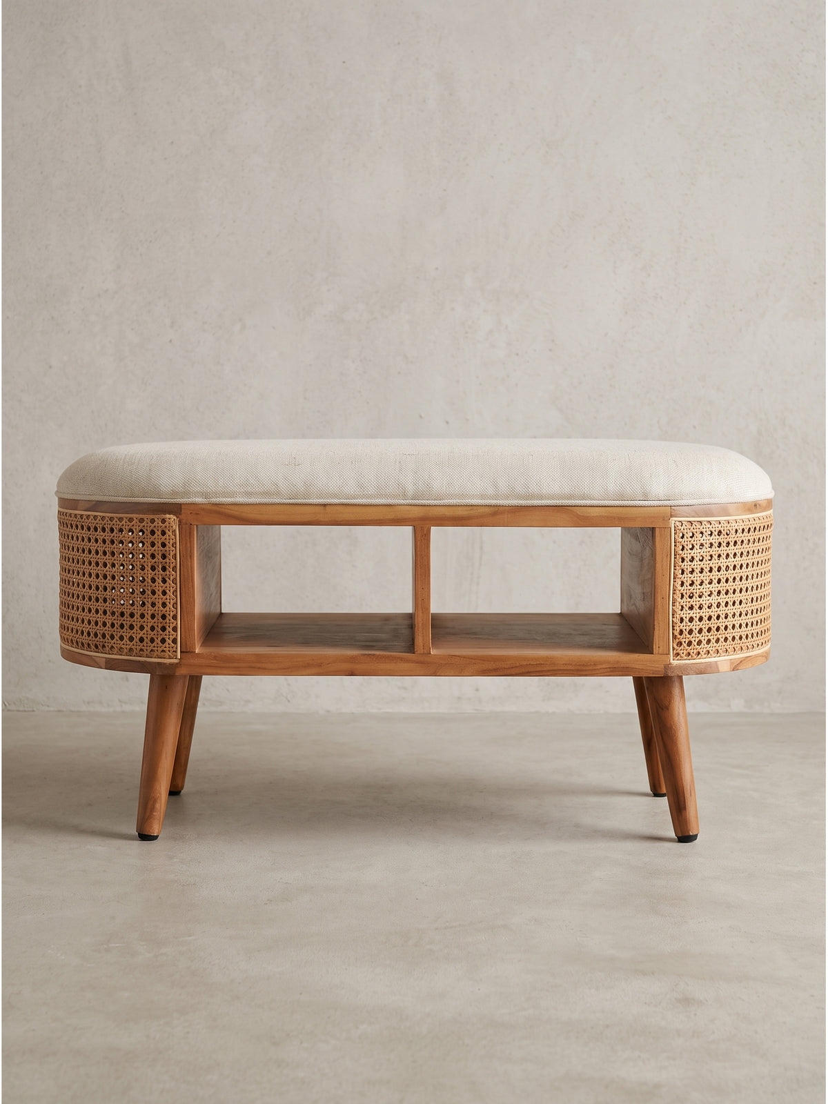 Seitenansicht der stilvollen Boho-Bank, die das handgeflochtene Wiener Geflecht und den stabilen Holzkorpus perfekt veranschaulicht._
