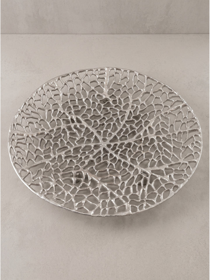 Moderne Dekoschale aus Aluminium mit drei kleinen Füßen leicht schräg von oben freigestellt_