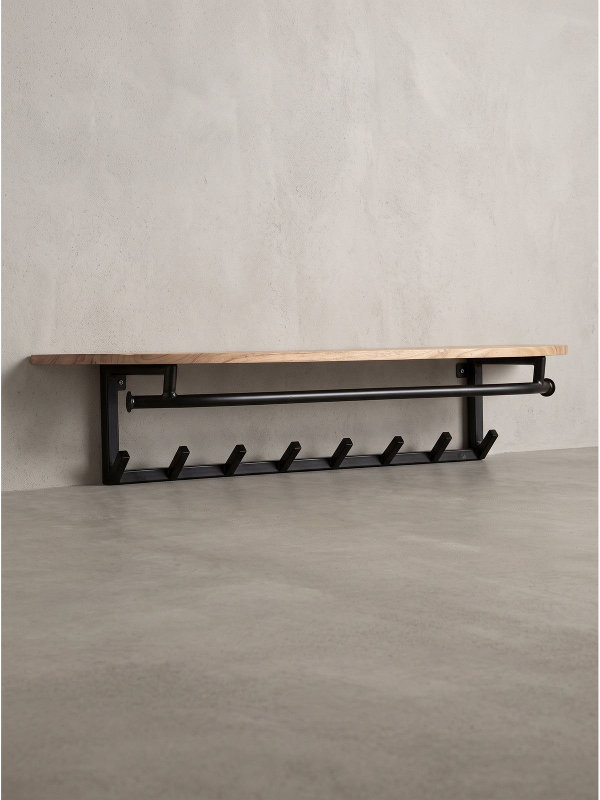 Seitenprofil der Wandgarderobe aus Akazie Massivholz und schwarzem Metall verdeutlicht die Tiefe der Ablage und die Form der Kleiderhaken_
