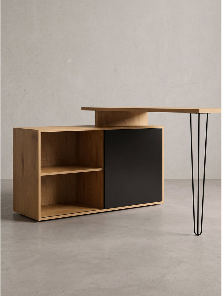 Seitenansicht der asymmetrischen Schreibtischkombination mit niedrigem Sideboard und integriertem Stauraum._
