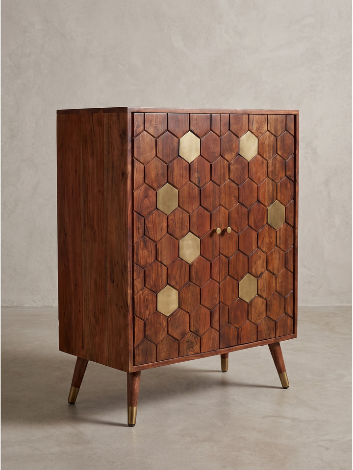 Handgefertigter Barschrank aus Akazie Massivholz 75x46x96cm mit Wabenmuster und Messinggriffen auf weißem Hintergrund_