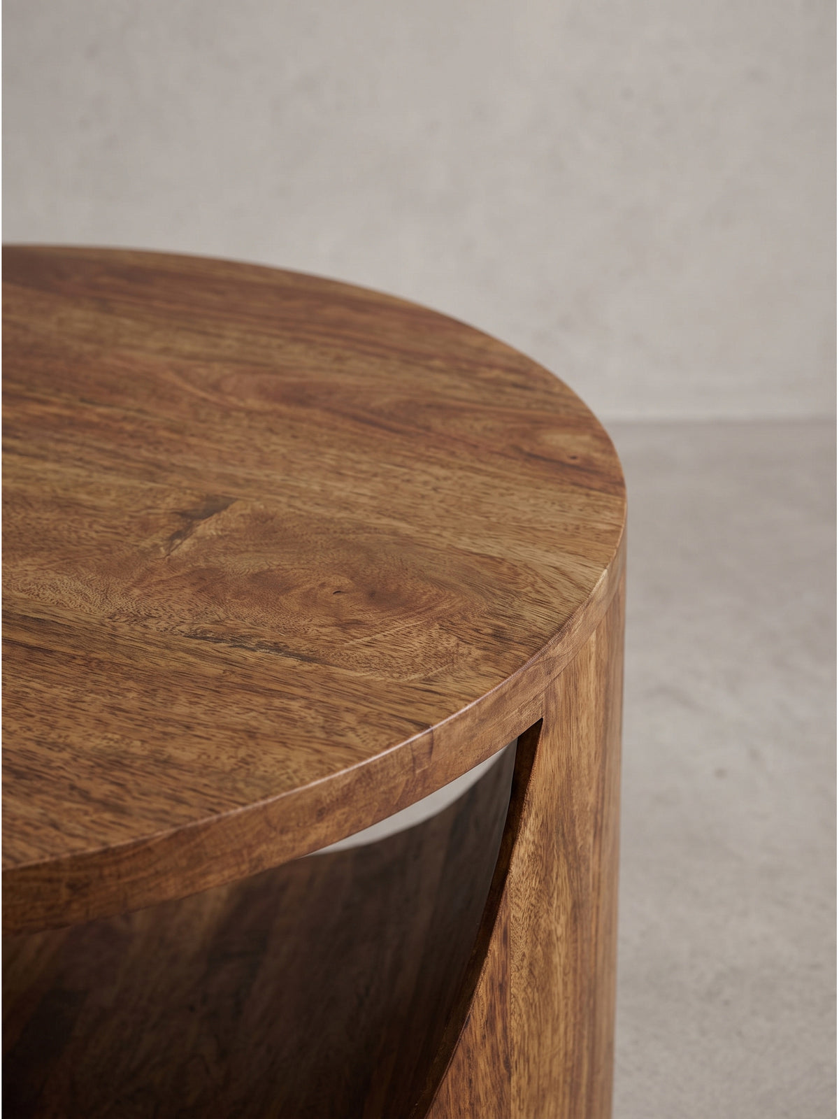 Ausgefallener runder Holztisch im skulpturalen Design als elegantes Einzelstück für hochwertige Wohnräume_